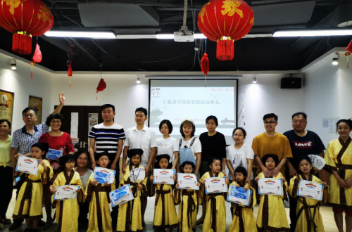 追著時光，伴你成長 宇凰幼少兒國學(xué)館舉行了一場別開生面的畢業(yè)典禮