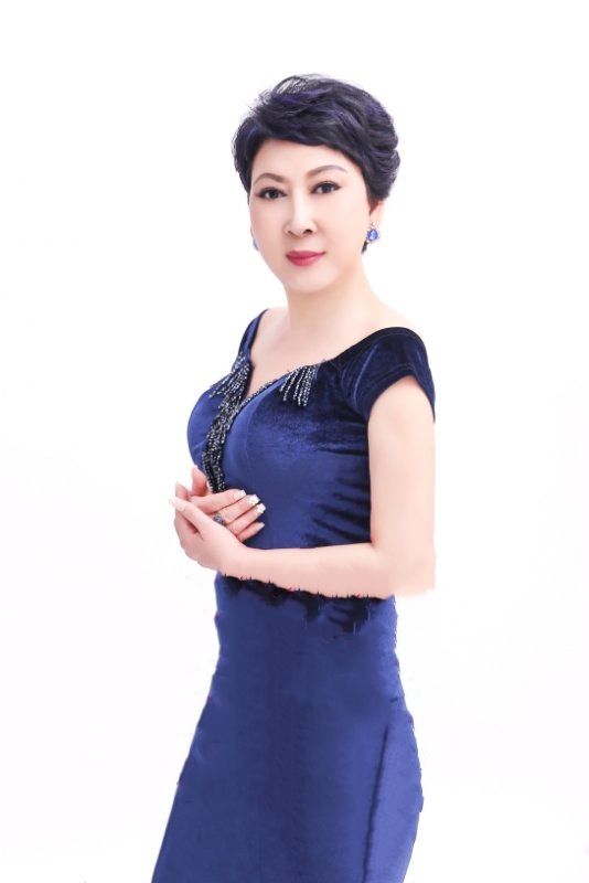 穿著藍(lán)色裙子的女人 描述已自動生成